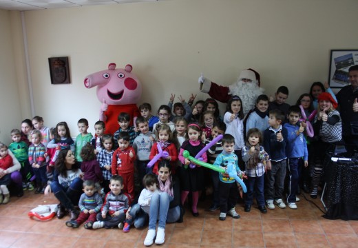 Medio centenar de nenos e nenas de Frades e unha trintena de pais e nais desfrutaron da Festa de Nadal con Papá Noel e Peppa Pig